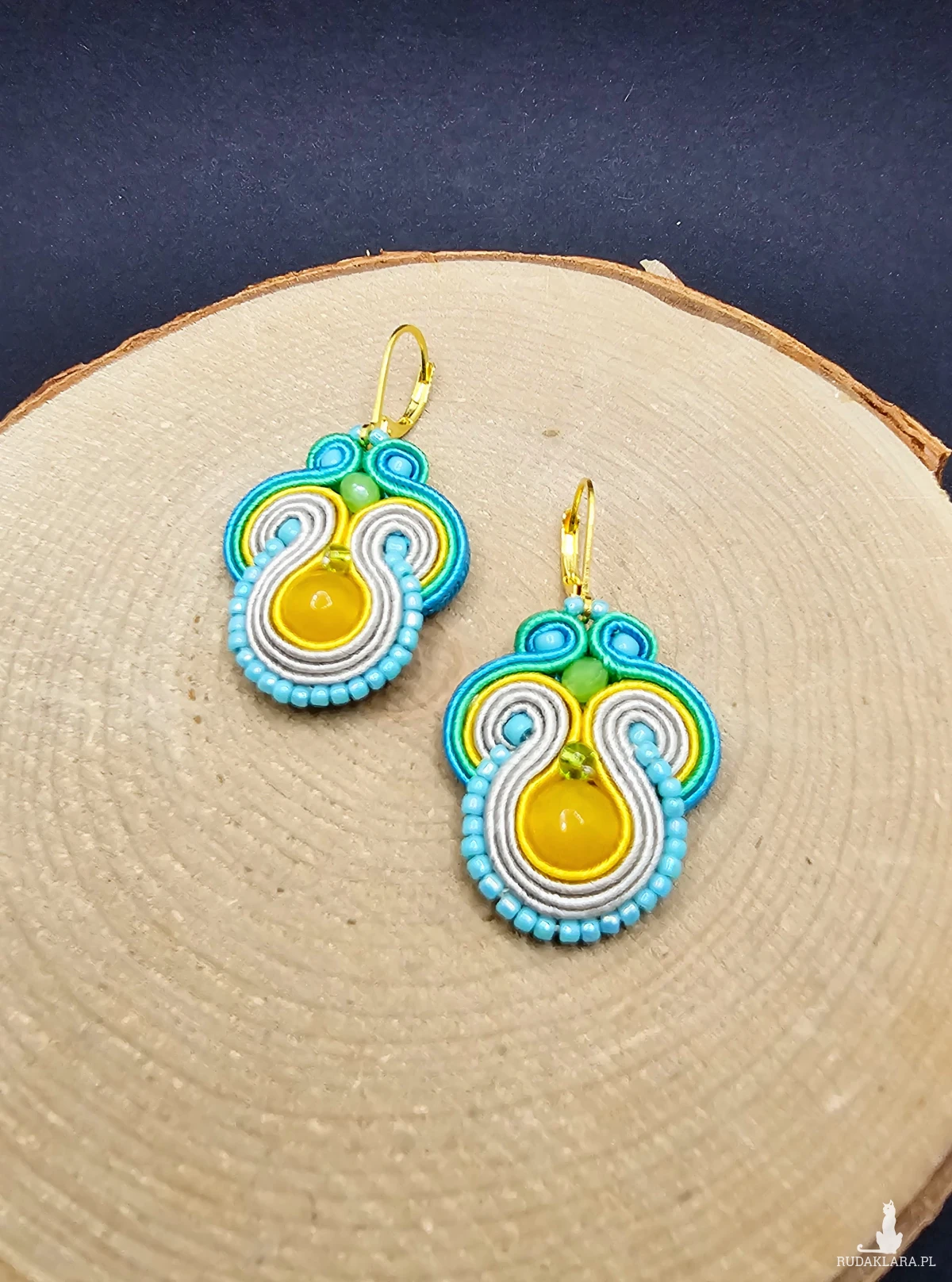 beżowo-kolorowe kolczyki sutasz